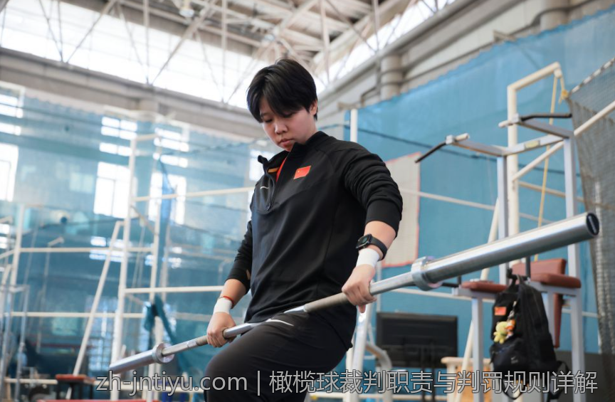 橄榄球裁判职责与判罚规则详解